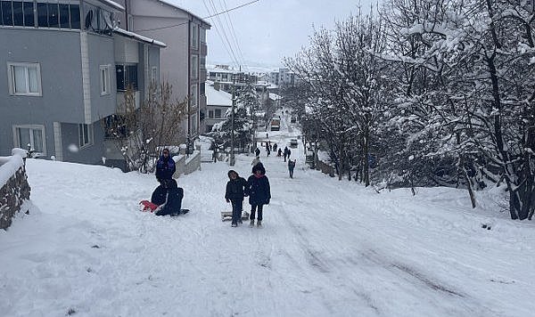 Ladik'te çocukların kar keyfi