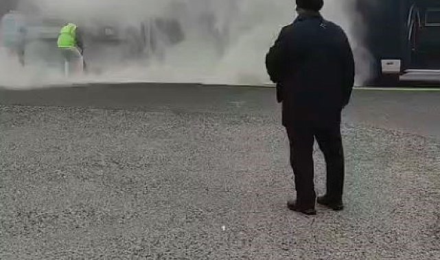 Metrobüsten dumanlar yükseldi, yolcular tahliye edildi