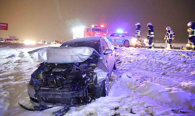 Minibüs, otomobil ve tır çarpıştı, sürücüler ölümden döndü