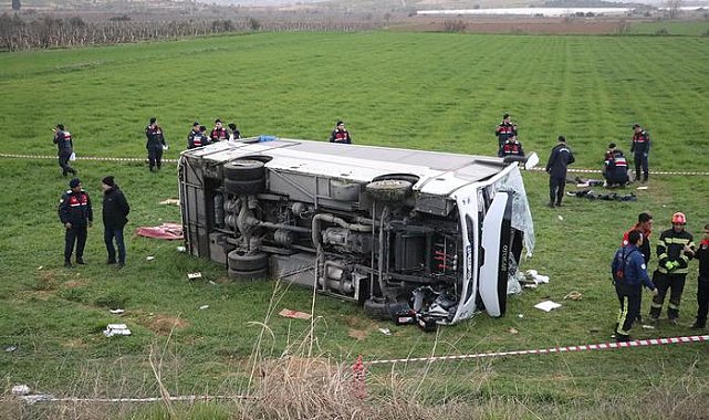 Öğrenci minibüsünde feci kaza! Turnuvaya öğrenci götüren minibüs devrildi
