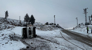 Okul servisinde korku dolu anlar! Karlı yolda devrildi