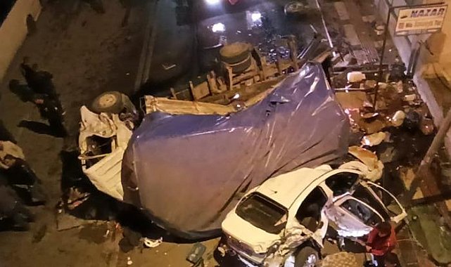 Önüne kattığı araçla üst geçitten uçtu! Kamyonun freni patladı, can pazarı...