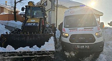Rize'de rahatsızlan hamile kadına kar nedeniyle ambulans ulaşamadı