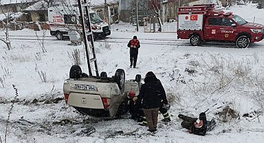 Samsun’a hastaneye geliyorlardı! Karlı yolda şarampole devrildiler: 3 yaralı
