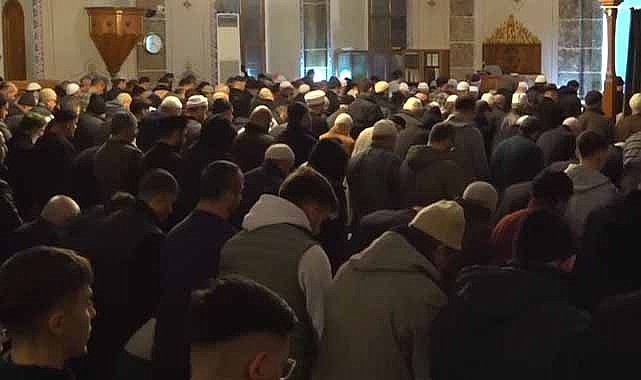 Samsun Büyük Camii'nde ilk teravih namazına yoğun katılım
