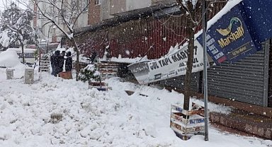 Samsun Çarşamba'da kar tenteleri çökertti