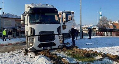 Samsun'da buzlanma kazası! Kamyon refüje çıktı