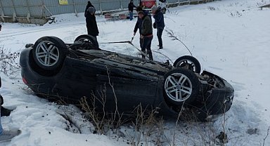 Samsun'da buzlu yolda kaza! Otomobil ters döndü