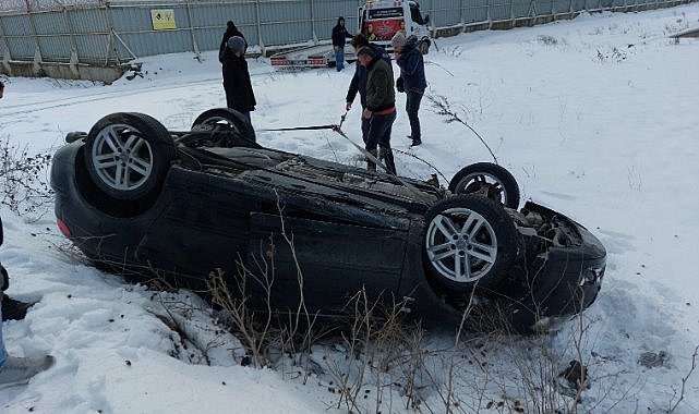 Samsun'da buzlu yolda kaza! Otomobil ters döndü
