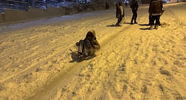 Samsun'da gençlerin kar sevinci! Karla kaplı sokakta snowboard yaparak eğlendiler
