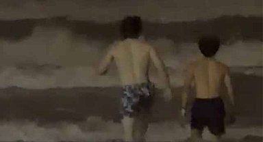 Samsun'da karlı havada deniz keyfi! 2 genç görenleri şaşırttı