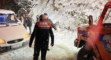 Samsun’da TAKE ekipleri araçta mahsur kalanları kurtardı