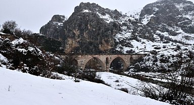 Samsun'da tarihi Kurt Köprü karla buluştu