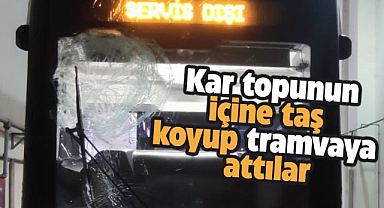 Samsun'da taş sıkıştırılarak atılan kartopu, tramvayın camını kırdı