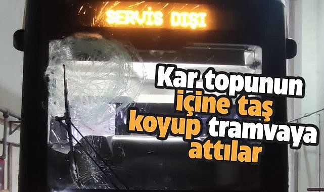 Samsun'da taş sıkıştırılarak atılan kartopu, tramvayın camını kırdı