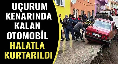Samsun'da cadde üzerinde toprak kaydı! Uçurum kenarında kalan otomobil halatla kurtarıldı