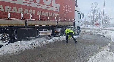 Samsun'da trafik polisleri tarafından kara yollarının açık kalması için çalışma!