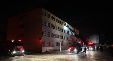 Samsun'da yangın çıkan ortaokulda eğitime bugün ara verildi