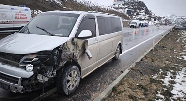 Samsun'dan yola çıkan minibüs Amasya’da otomobille çarpıştı! 6 kişi yaralandı