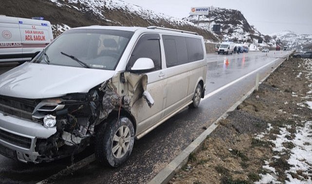 Samsun'dan yola çıkan minibüs Amasya’da otomobille çarpıştı! 6 kişi yaralandı