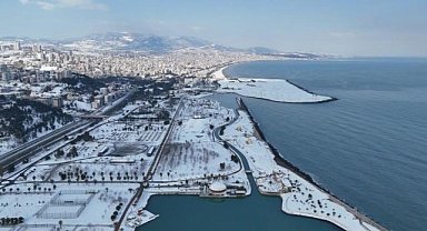 Samsun, kar yağışı sonrası buz devrine döndü