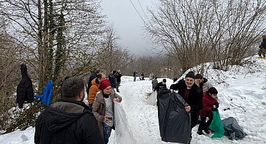 Samsun Salıpazarı'nda mahalle sakinleri kayak etkinliğinde  çocuklar gibi eğlendi