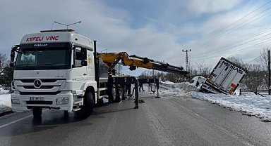 Samsun Terme’de devrilen tır kar nedeniyle 4 gün sonra çıkarıldı!
