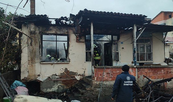 Samsun'un Çarşamba İlçesi'nde korkutan yangın! Bir ev kullanılamaz hale geldi