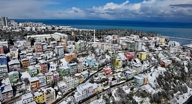 Samsun'un "renkli evleri" karla kaplandı