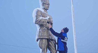 Samsun'un Yakakent İlçesi'nde iç ısıtan görüntü! Karla kaplı Atatürk heykelini eliyle temizledi