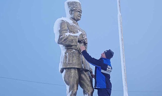 Samsun'un Yakakent İlçesi'nde iç ısıtan görüntü! Karla kaplı Atatürk heykelini eliyle temizledi