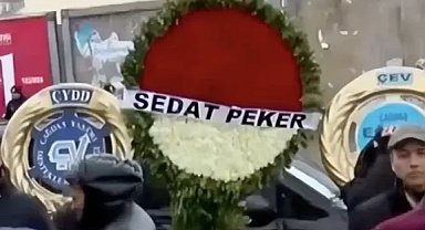 Sergen Yalçın’ın kardeşinin cenaze töreninde Sedat Peker çelengi!