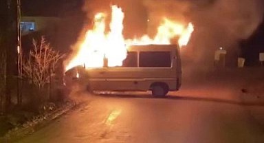 Seyir halindeki minibüs alev aldı