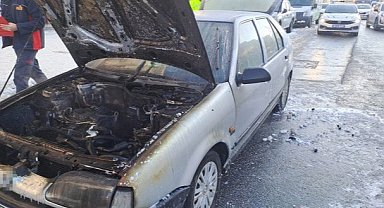 Seyir halindeki otomobil alev alarak yandı