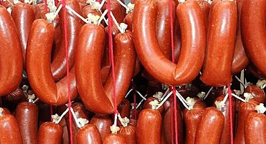 Sucuk severler dikkat! Sucuk diye bakın ne yedirmişler