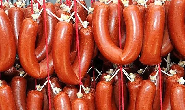 Sucuk severler dikkat! Sucuk diye bakın ne yedirmişler