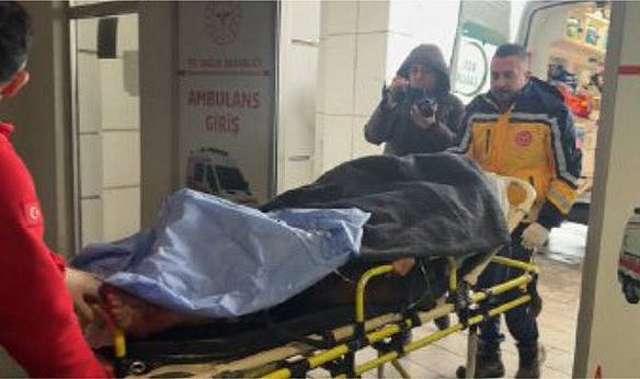 Tartıştığı anne ve ağabeyini bıçakla yaraladı