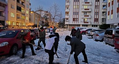 TKP Samsun İl Örgütü üyelerinden  Atakum'da kazmalı kürekli kar küreme çalışması