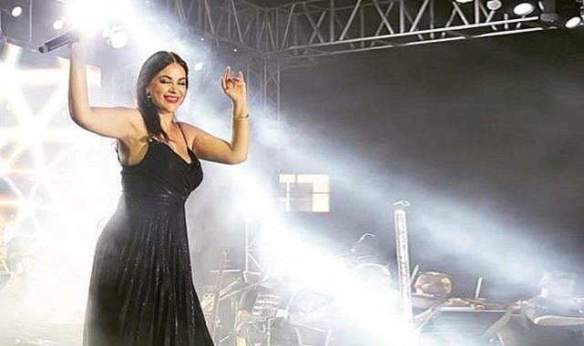 Ünlü şarkıcı Zara’dan cesur sahne kostümü!