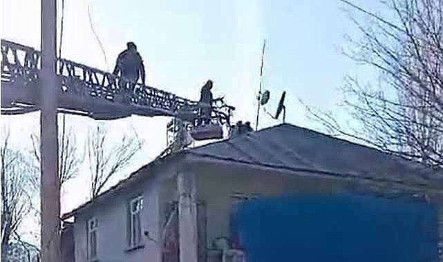 Yangınına müdahale eden itfaiye eri çatıdan düştü