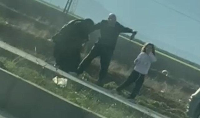 Yol ortasında korkunç olay... Kadını saçlarından sürükleyip, kız çocuğunu da darbettiler!