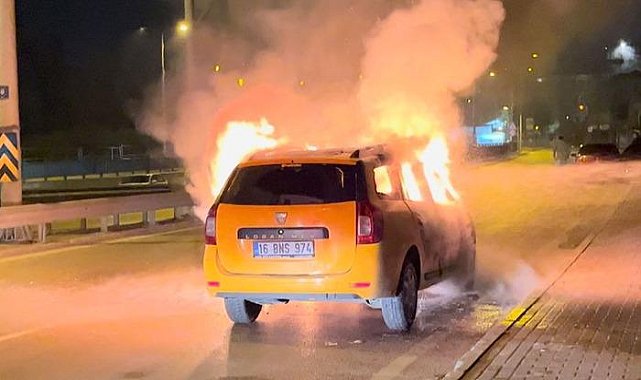 Yolun ortasında araç birdenbire alev aldı!