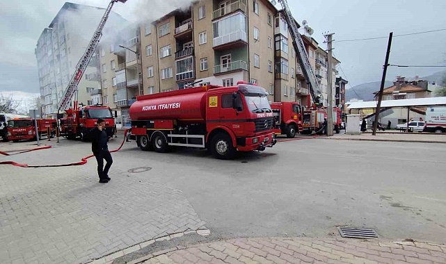 5 katlı binanın çatısında yangın çıktı