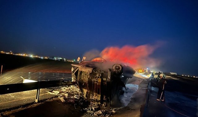 Akaryakıt tankeri devrilerek yandı