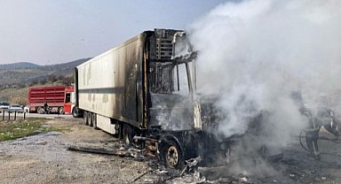 Alev alan tır kullanılamaz hale geldi