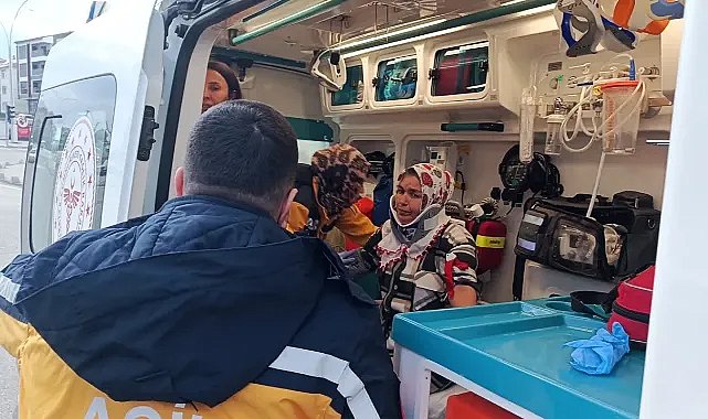 Ambulans ile otomobil feci şekilde çarpıştı! 3 kişi yaralandı