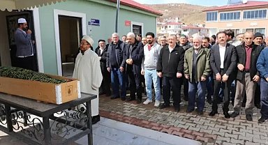 Annesinin tabutu başında kalp krizi geçirip hayatını kaybetti! 