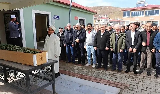 Annesinin tabutu başında kalp krizi geçirip hayatını kaybetti! 
