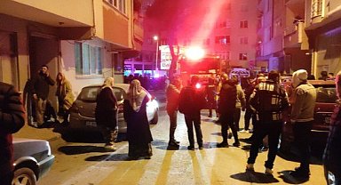 Apartman dairesinde yangın! 1'i çocuk 5 kişi dumandan etkilendi