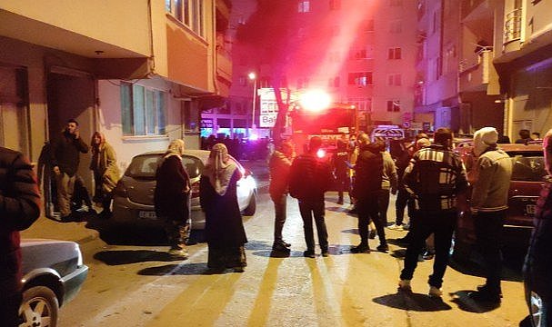 Apartman dairesinde yangın! 1'i çocuk 5 kişi dumandan etkilendi